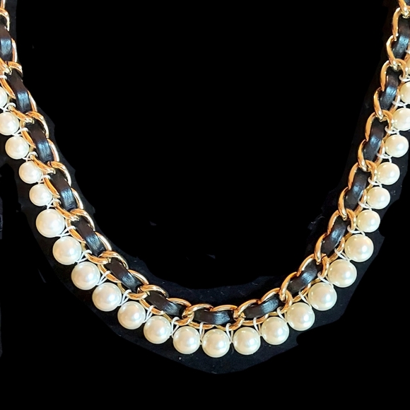 Gold tone, pearl necklace with black leather - Picture 2 of 4